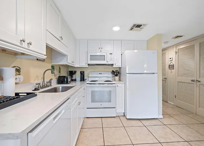 Cozy Waterfront Getaway With Pools Hot Tub & Tennis Courts